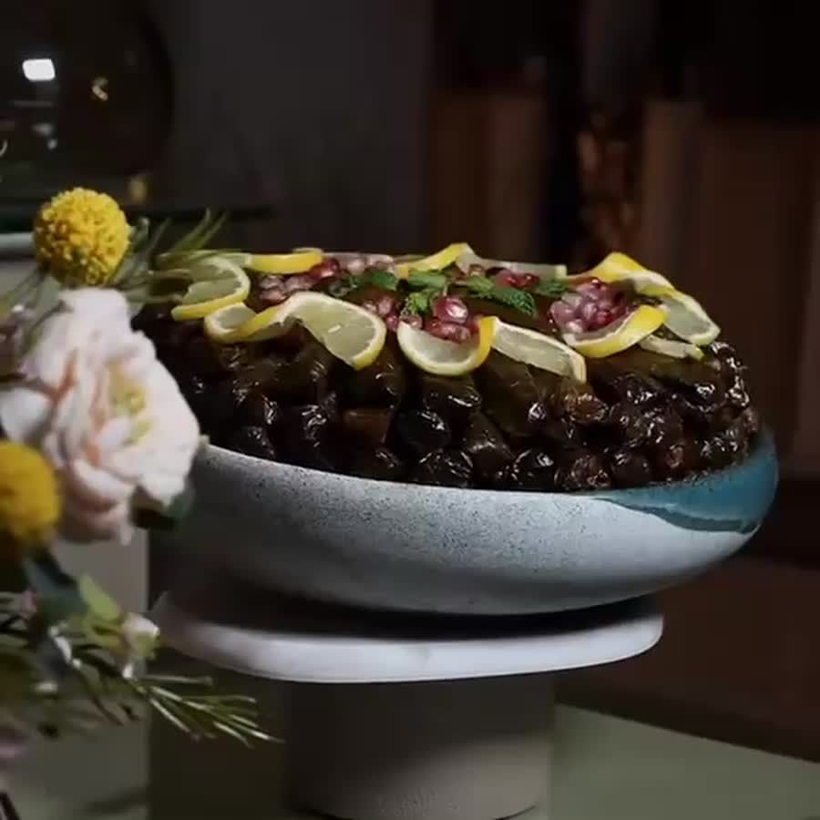 ركن ضيافة من تنسيق تولاي: طبق حلا وورد وشموع